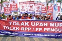 Aksi Demonstrasi Buruh Minta Kenaikan Gaji 15 Persen dan Pencabutan Omnibus Law